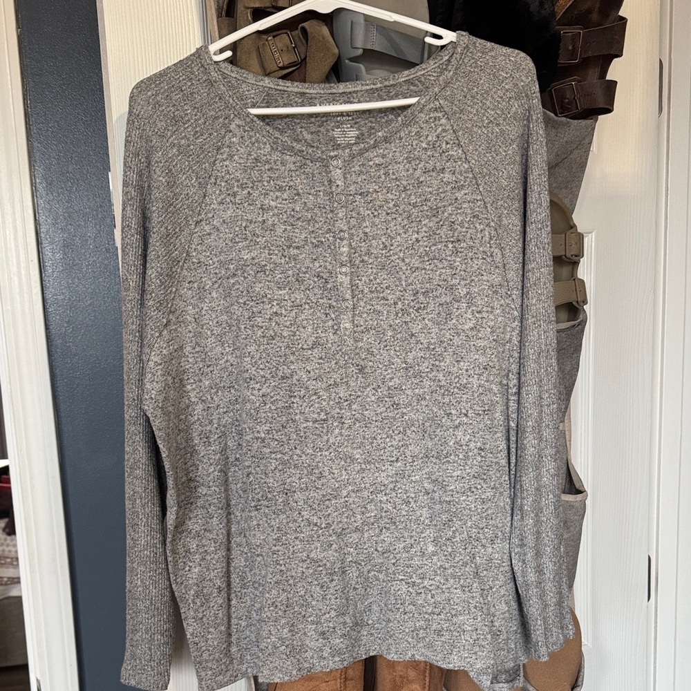 American Eagle Outfitters Heathered Gray Long Sleeve Tee